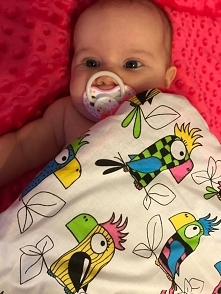 Kołderka z amarantowej Minky i wesołej bawełny dla dziewczynki :) Zapraszam na FB lub na naszą stronę po więcej !