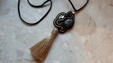 Wisior z pięknym  labradorytem i chwostem. Więcej biżuterii rękodzieła na ms soutache Marta Skrodzka facebook. #soutache #soutacheskrodzka #rękodzieło #handmade #necklace #naszyjnik #biżuteria #labradoryt #sutasz # wisior