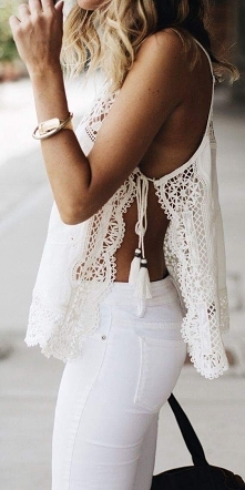 Koronkowa bluzeczka zawsze w modzie :)
