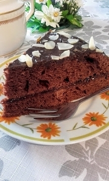 Piernik przełożony powidłami.