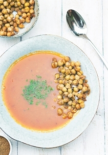 Orientalna pomidorowa

Składniki:

1kg pomidorów, kiściowe i koktajlowe

2 ząbki czosnku

1 cebula

1.5 l buljong z kurczaka

90 g czerwonej soczewicy

100 g ciecierzycy

1 łyże...