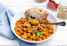 Warzywne curry

Składniki:

na pełny gar!

1 czosnek solo

2 cebule

1 łyżka świeżego imbiru

1 łyżka kurkumy

1 łyżeczka cynamonu

1 łyżka nasion kminu rzymskiego

1 łyżka wędz...