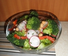 Sałatka brokułowa z ciecierzycą i  rzodkiewką