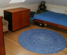 Dywan, dywanik z pociętych szmatek na szydełku