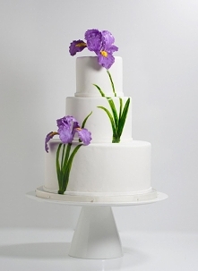 Kwiatowa dekoracje dobrze zestawiona z tortem weselnym może  dać niepowtarzalny efekt! Jak Wam się podoba? Więcej takich kwiatowych inspiracji zamieściliśmy na naszym blogu :)
T...