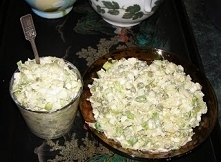 Sałatka z pora, jajek, groszku, jabłka