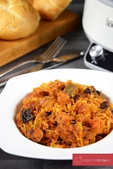 Bigos z suszoną suszoną śliwką z wolnowaru