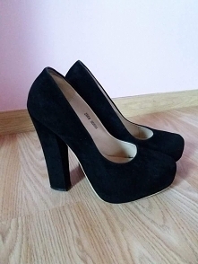 Sprzedam buty(zamszowe),założone 3 razy,bez większych śladów używania,rozmiar 39.