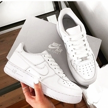 Klasyczne NIKE AIR FORCE w kolorze białym. Idealnie sprawdzą się w każdej stylizacji.