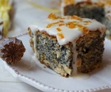 Ciasto makowo-pomarańczowe z bakaliami
Składniki

(na blachę o wymiarach 25 cm x 25cm)
4 jajka
330 g cukru
120 g masła
360 g maku suchego
220 g mąki pszennej
2 łyżeczki proszku ...