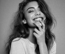 Bo uśmiech jest najpiękniejszą rzeczą jaką kobieta może nosić :)