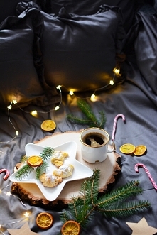 Eleganckie Spanie - grafitowy komplet pościeli z falbanką