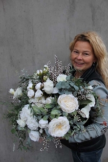 kompozycja kwiatowa - dekoracje ze sztucznych kwiatów