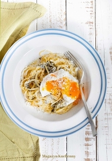 SPAGHETTI ZE SZCZAWIEM I JAJKIEM W KOSZULCE