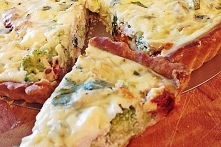 Tarta ze szparagami, brokułami, suszonymi pomidorami i ricottą