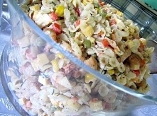 Sałatka z kurczakiem i makaronem