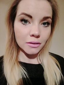 Powiększone usta..... Osobiście uważam że jeśli mamy kompleksy i jest możliwość poprawy to warto spróbować dla siebie.Ja jestem zadowolona.