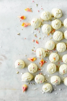 Pralinki z twarogiem i białą czekoladą