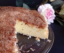 Sernik bez sera, a raczej delikatne ciasto jogurtowe

1000 g jogurtu greckiego
3 żółtka
6 białek
3/4 szklanki ksylitolu
cytryna
szczypta soli
cukier waniliowy
2 jasne budynie

O...