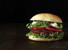 Burger z buraków, ciecierzycy i quinoi (komosy ryżowej)