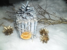 Mały, prosty stroiczek  na święta. Stroiczek zrobiony z szyszki mi patyczków. Co sądzicie? :)