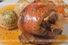 Golonką peklowana duszona z kapustą