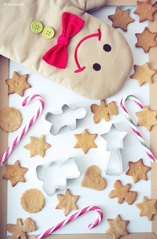 Pepparkakor - szwedzkie pierniczki. Wypróbowałam przepis z Moich Wypieków :) W smaku bardzo podobne do tych sprzedawanych w IKEA. Rękawica kuchenna w kształcie piernikowego ludz...