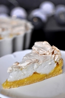 Tarta z kremem pomarańczowym i bezą