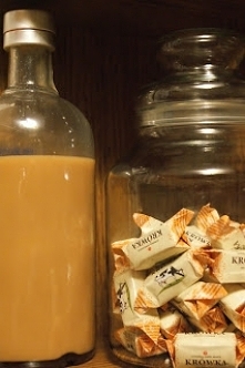 Składniki:

- 400 g krówek lub puszka mleka skondensowanego słodzonego 
- 1/2 szklanki śmietany 12%
- 1/2 szklanki mleka
- 250 - 300 ml wódki

Mleko i śmietanę rozgrzewamy w gar...