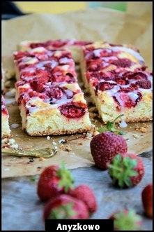 Półfrancuskie ciasto z truskawkami