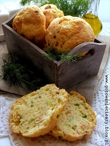 Składniki:




* 3 szklanki mąki

* 1 łyżeczka proszku do pieczenia

* 1/2 łyżeczki sody

* 1/2 łyżeczki soli

* 1/2 łyżeczki cukru

* 120 g masła

* 1 nie pełna szklanka maślan...