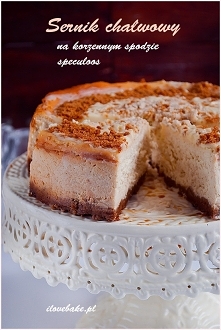 Sernik chałwowy na korzennym spodzie