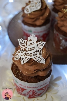 Świąteczne babeczki czekoladowe z przyprawami korzennymi, wypełnione orange curd'em, udekorowane kremem czekoladowym, złotym brokatem oraz jadalna koronką