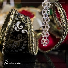 Pięknie mieniące się kolczyki wykonane z kryształów Swarovski dostępne na stronie radziszewska com