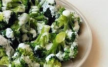 brokuły z sosem czosnkowym