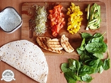 tortilla z indykiem i sosem...