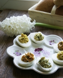 jajka z ziołowymi pastami