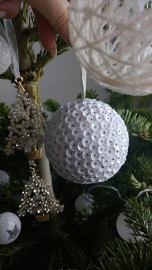 Bombka z cekinów na styropianowej kuli , proste lecz czasochłonne ;)