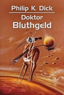 Philip K. Dick stwierdził, że „Doktor Bluthgeld” był napisany w atmosferze strachu, oczekiwania na konflikt nuklearny, czym uzasadniał wiele nietrafionych hipotez postawionych w...