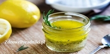 Wymieszaj sok z cytryny i oliwę z oliwek, aby uzyskać