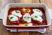 Kurczak zapiekany w sosie pomidorowym z mozzarellą