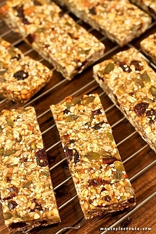 Bardzo zdrowe BATONIKI mocy (bez glutenu i cukru) bardzo szybkie i łatwe do zrobienia! super przepis na maniapieczenia.com