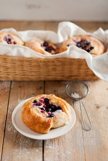 DROŻDŻÓWKI Z SEREM I OWOCAMI.