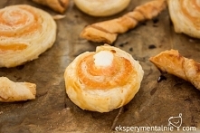 Ciasto francuskie na słono z pieczonym łososiem i fetą