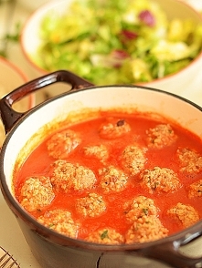 Pulpety z indyka z kaszą jaglaną w sosie pomidorowym (