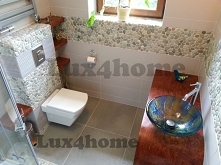 Pas dekoracyjny z otoczaków w łazience na ścianie - ściany z otoczaków w łazience. Zielone otoczaki na siatce - mozaika kamienna z otoczaków Lux4home™. Lux4home™ dostarcza na po...