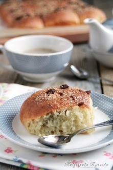 Słodko-kwaskowate odrywane drożdżówki z marmolada pigwową i kajmakiem