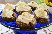 Kakaowe ciasteczka z orzechami i bitą śmietaną