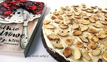 Banalne w przygotowaniu ciasto marchewkowe z delikatną polewą i prażonymi migdałami