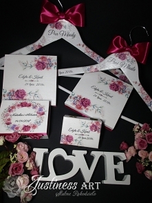 Zestaw ślubnych akcesoriów:
*wieszaki
*drewniane zaproszenia dla rodziców
* pudełka na obrączki